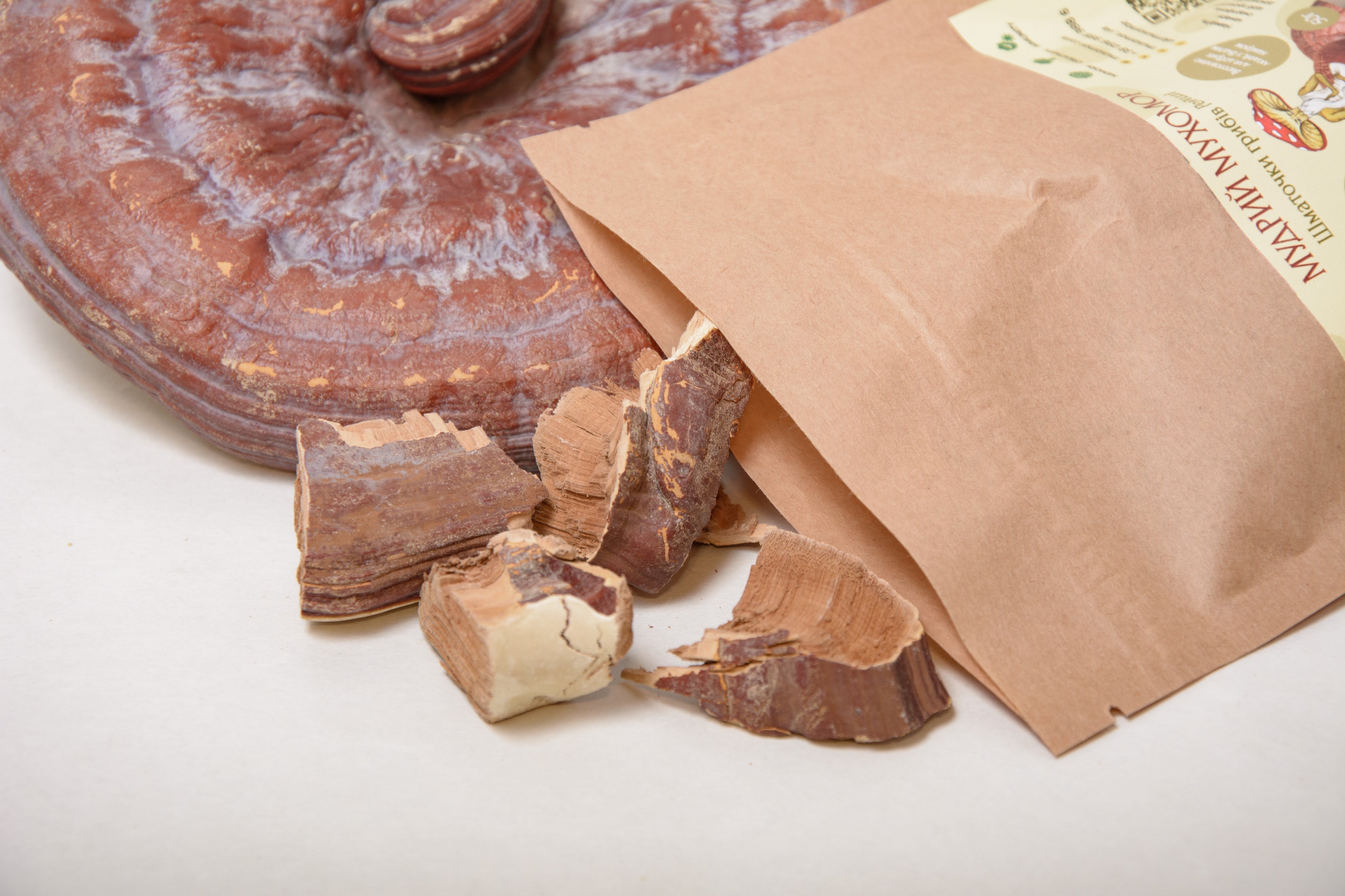 Трутовик лакований (Рейші), подрібнені плодові тіла