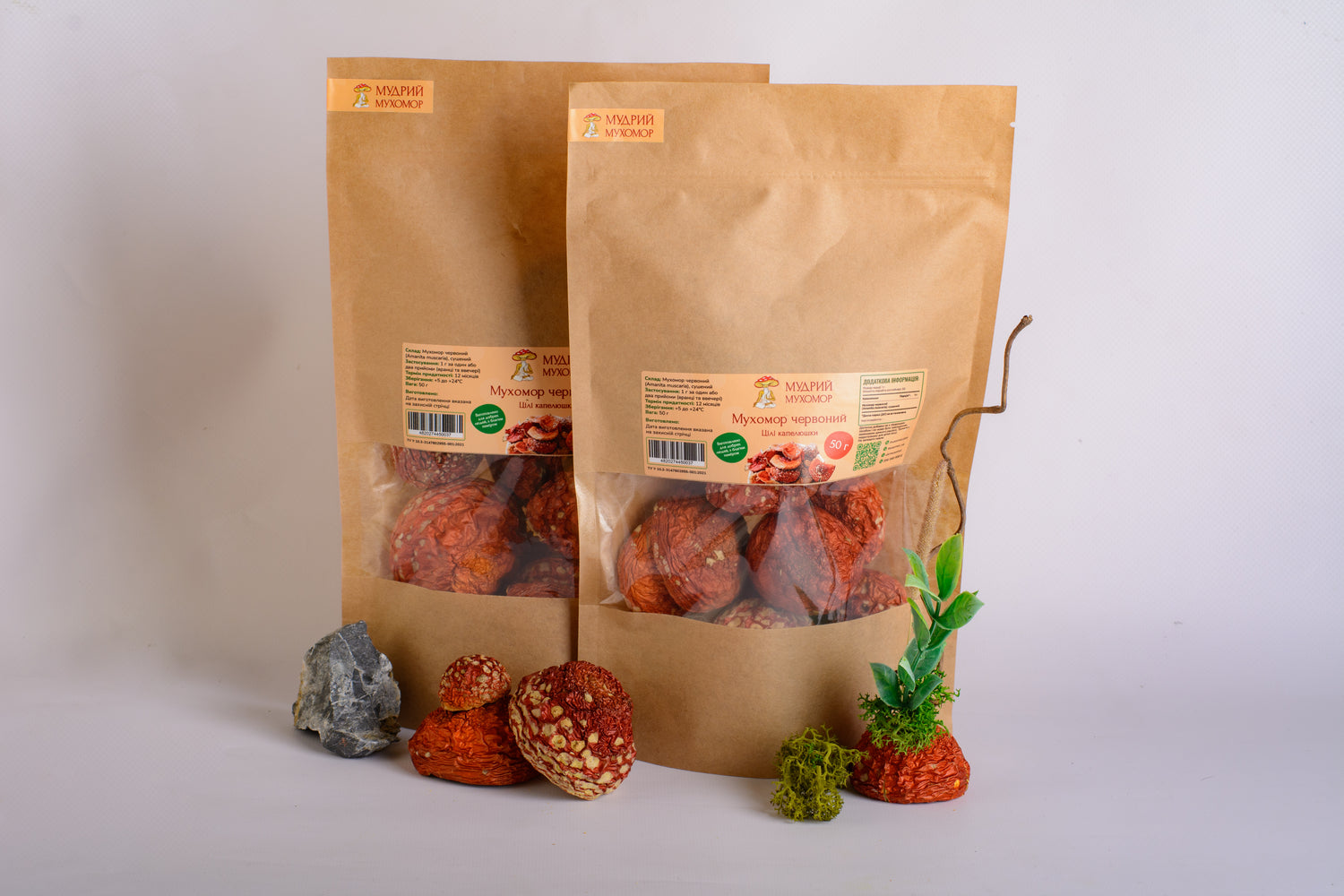 Мухомор червоний цілі нерозкриті капелюшки