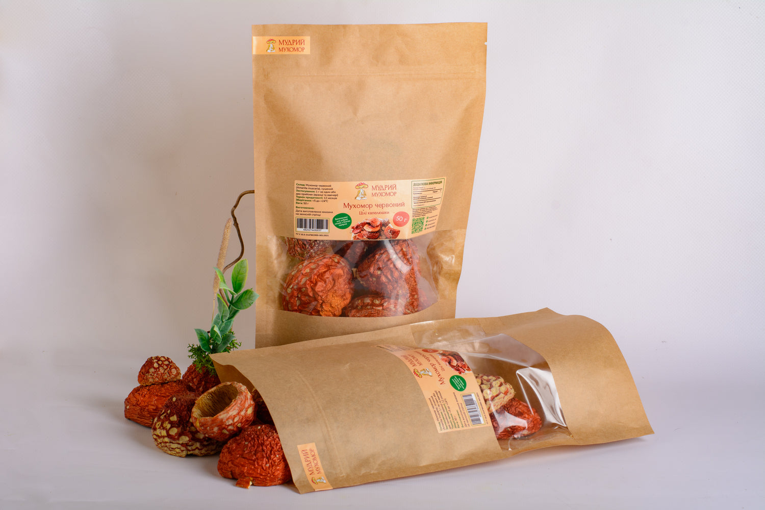 Мухомор червоний цілі нерозкриті капелюшки