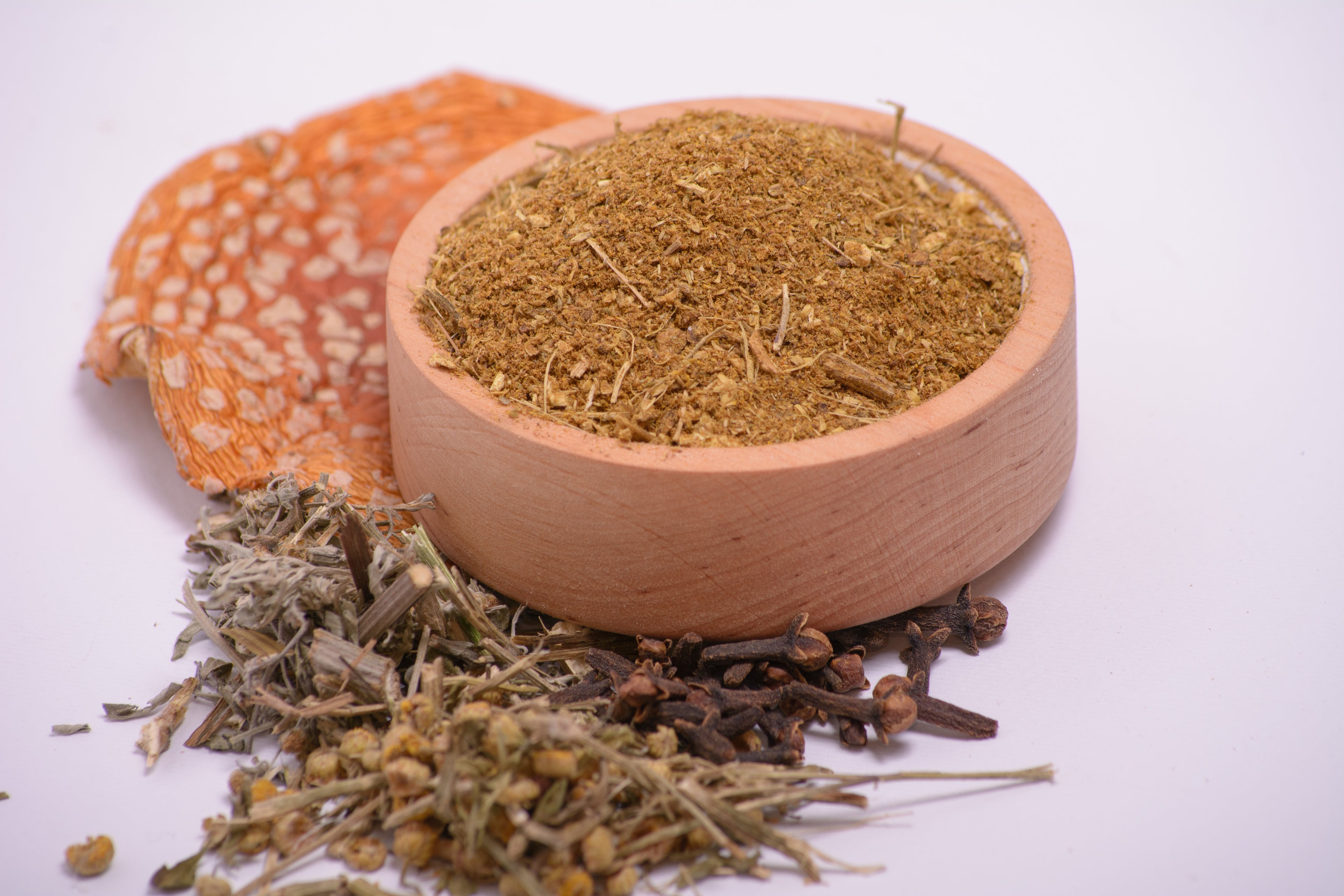 Трійчатка мелена з Мухомором червоним